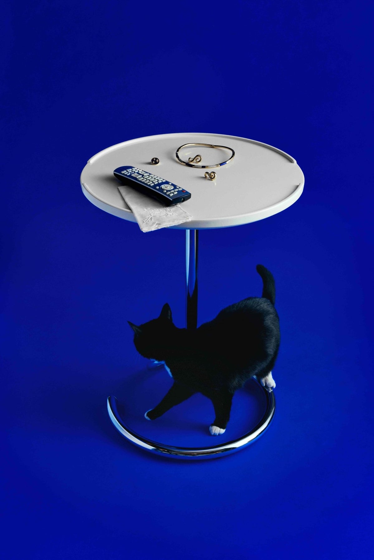 the 5 to 9 tv tray