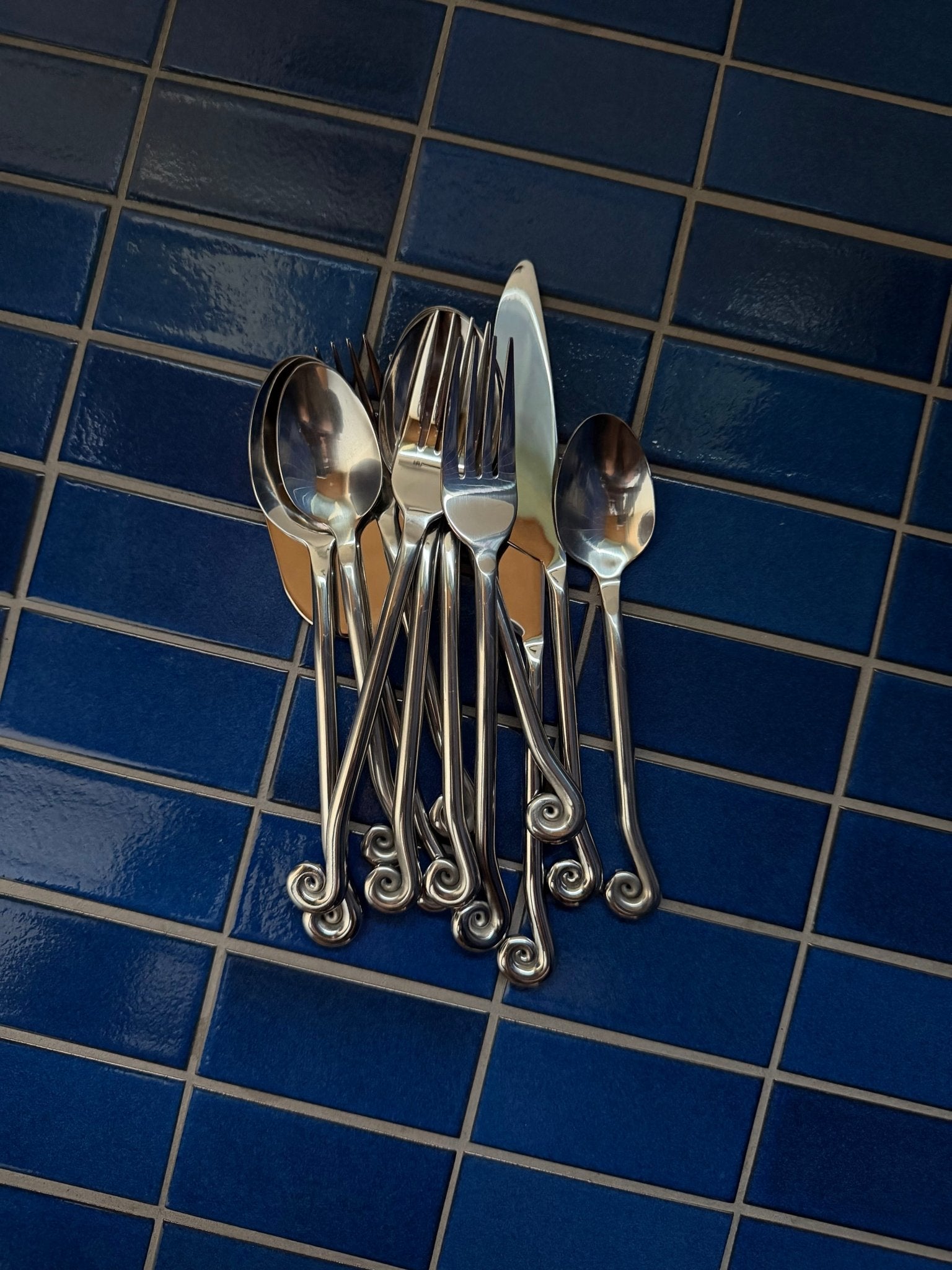 upward spiral 5 - piece flatware set - lazy jamie - 