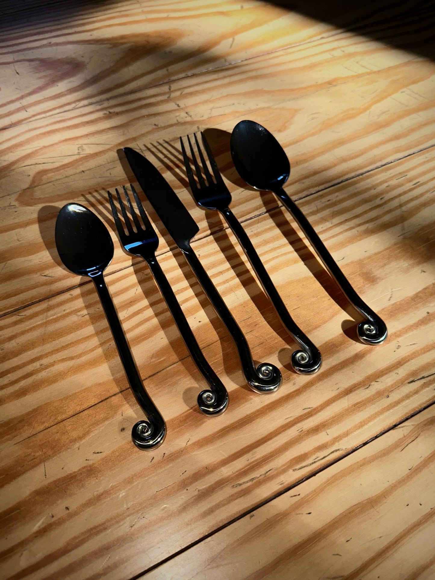 upward spiral 5 - piece flatware set - lazy jamie - 